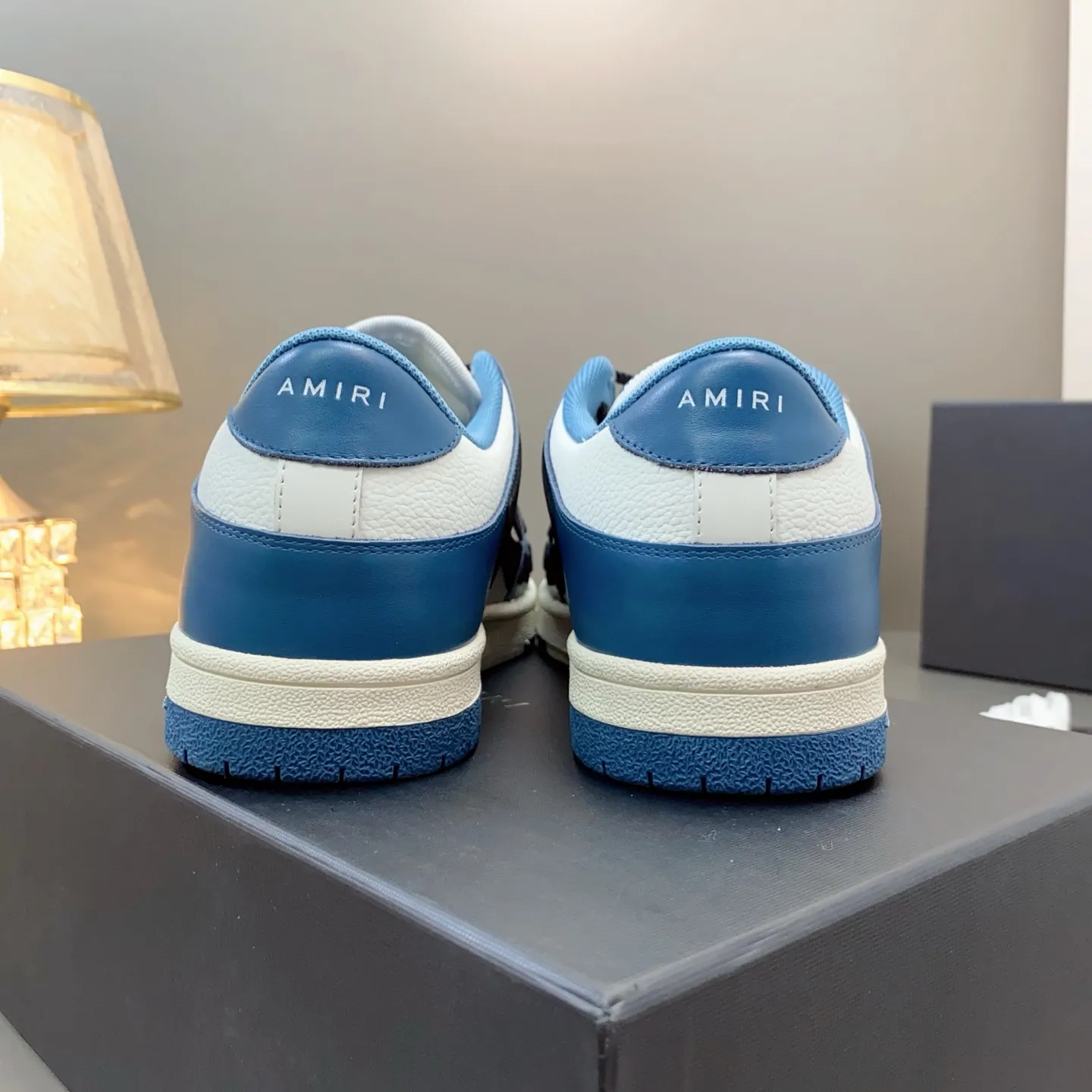 p580🐮🐮AMIRI Couple Style👑 The latest The Pacific Series Couple Style💀🦴Bone Stars Casual Sports Shoes Skateboard Shoes✔️ AMIRI's Pacific shoes are a sneaker that combines luxury and street style. Many celebrities and Internet celebrities have the same style. Its design and workmanship are very exquisite. Made of high-grade cow leather, soft to the touch and highly durable. 💎Fabrics: Original custom imported first-layer cowhide 💎Inner lining: Original customized breathable mesh 💎Foot: Original injection molded one-piece, comfortable, wear-resistant and not tiring for feet 💎Outsole: Original 1:1 molded three-color sole Original outsole 💎Sole thickness: 3CM 💎Size: Female 35-40 Male 39-46 💎Price; Top version 👑Special remarks Remark: (Female size 34 40 . Men's sizes 38 45 46 are customized and cannot be returned or exchanged. Please note when ordering! Thank you🤝🤝